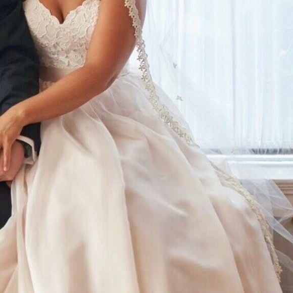 ***STUNNING WEDDING DRESS*** - Picture 4 of 5